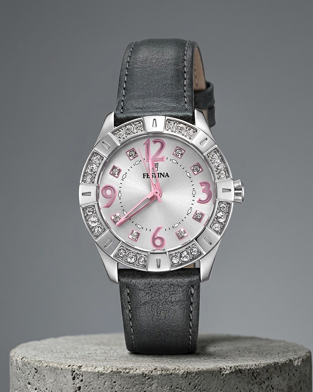 Festina — mostrador prateado com numerais rosa e luneta cravejada